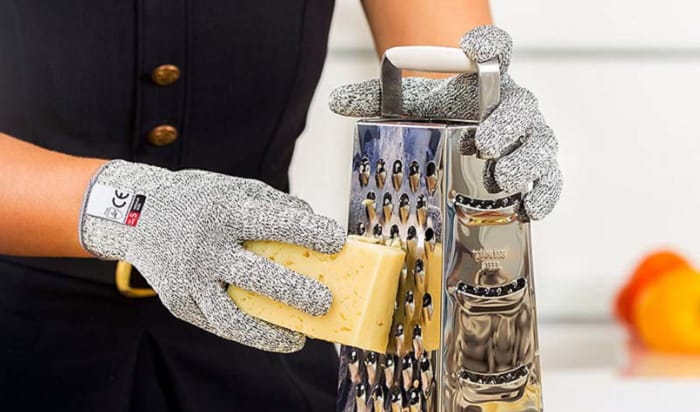 https://constructioninformer.com/wp-content/uploads/2021/11/how-do-cut-resistant-gloves-work.jpg